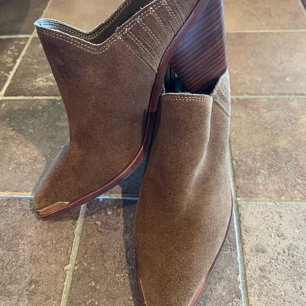 NEVER WORN! Dolce Vita Brown Suede Women's Ankle Boots.